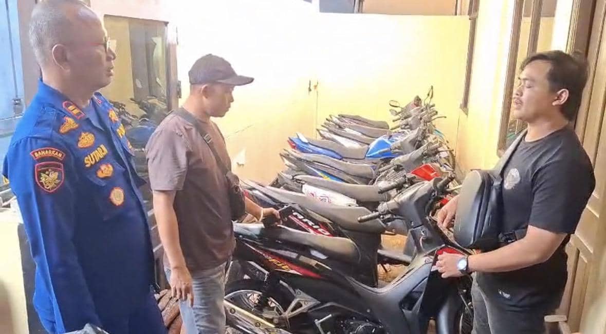 Barang bukti diamankan oleh polisi.