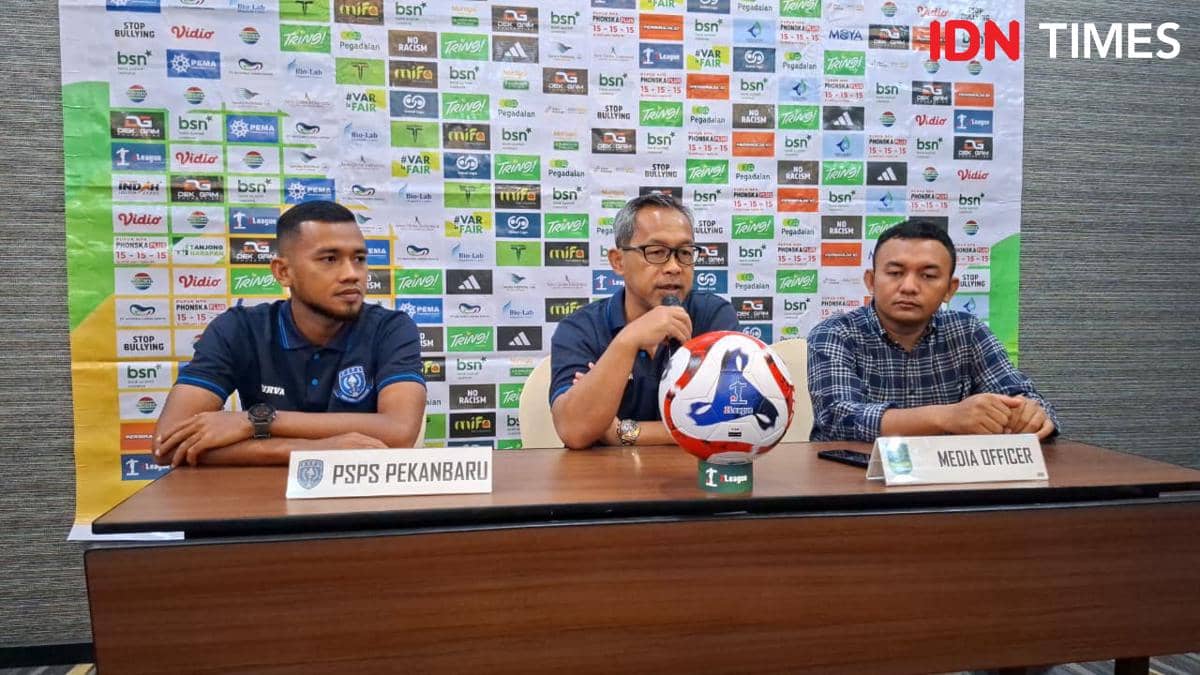 Pelatih PSPS Pekanbaru, Aji Santoso dan Pemain, Ilham Syafrie. (IDN Times/Muhammad Saifullah)
