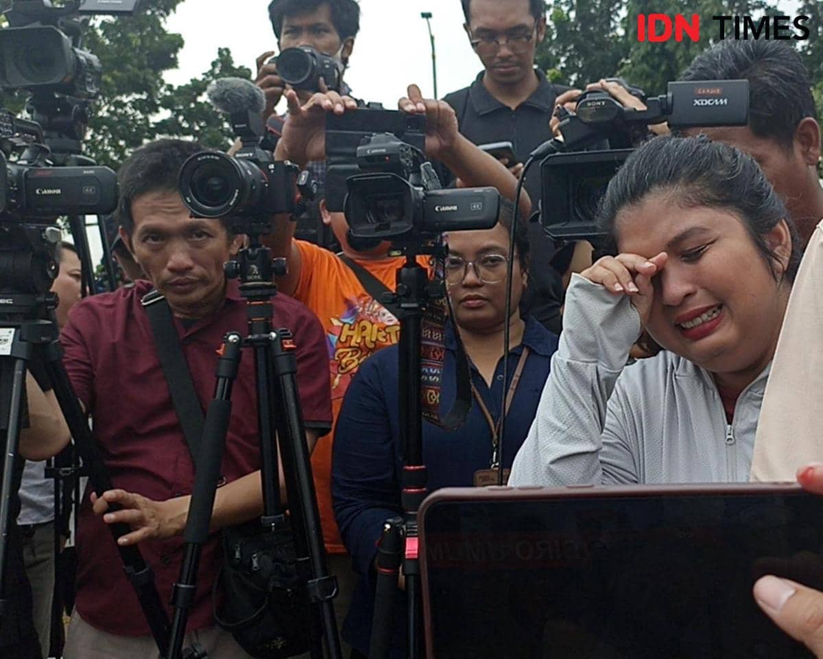 Warga Kompleks Jakarta Garden City (JGC) Nadine di sela perempuan Taman Kelinci di Rorotan, Jakut