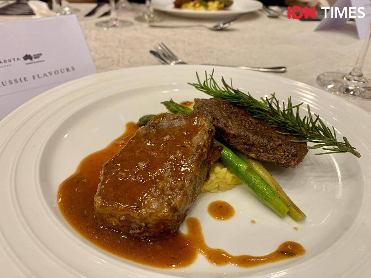 Steak daging sapi premium Australia di Kitchen Asia Aryaduta Medan (IDN Times/Doni Hermawan)