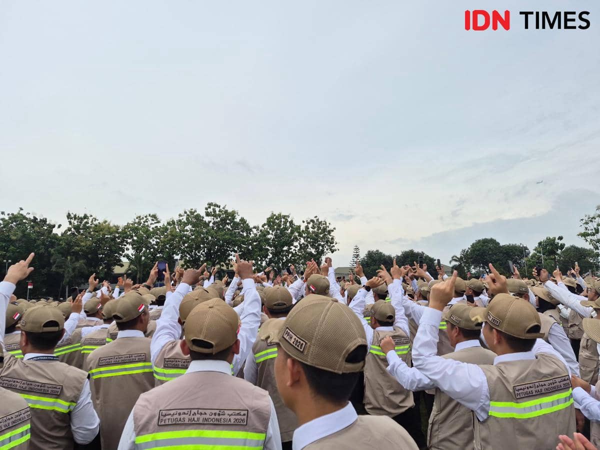 Peserta Diklat PPIH saling mengucapkan selamat atas pengukuhan mereka sebagai petugas haji (IDN Times/Yogie Fadila)
