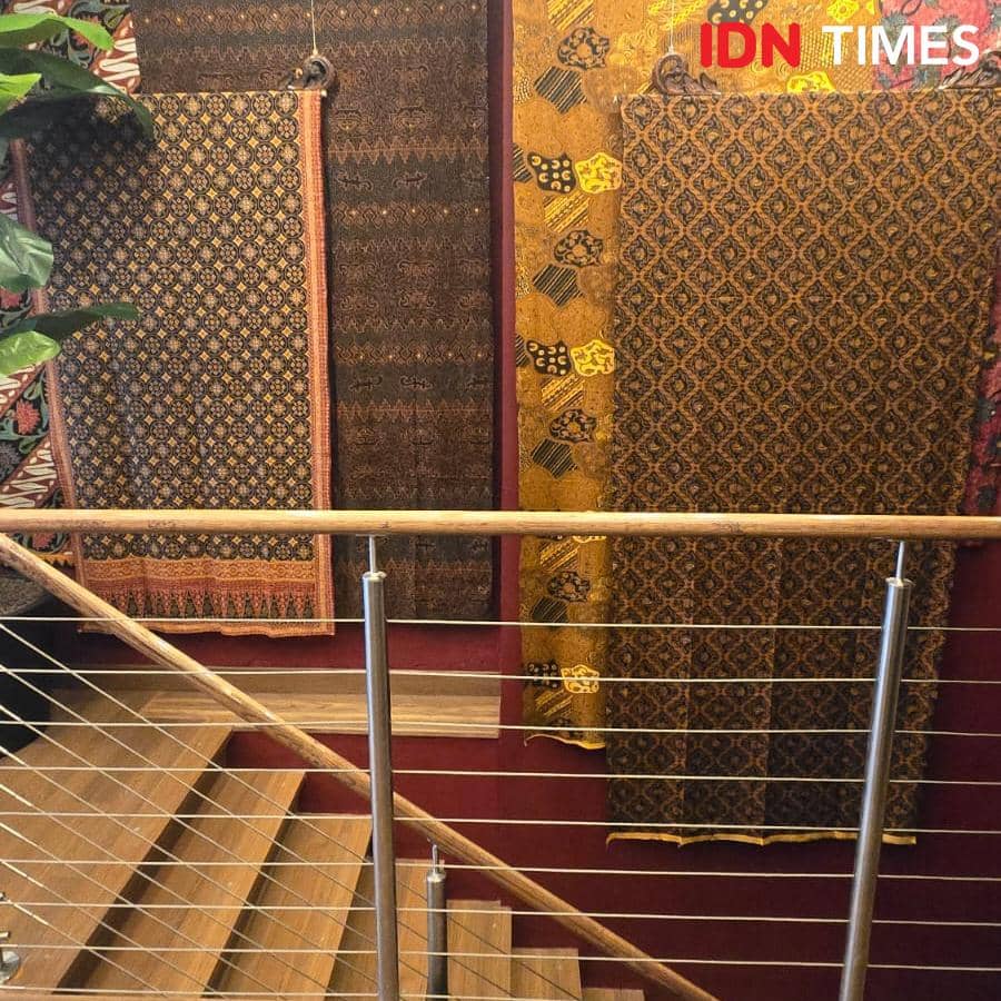 Potret koleksi batik yang jadi hiasan di Le Nusa London