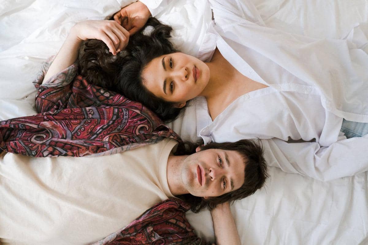 ilustrasi pasangan rebahan