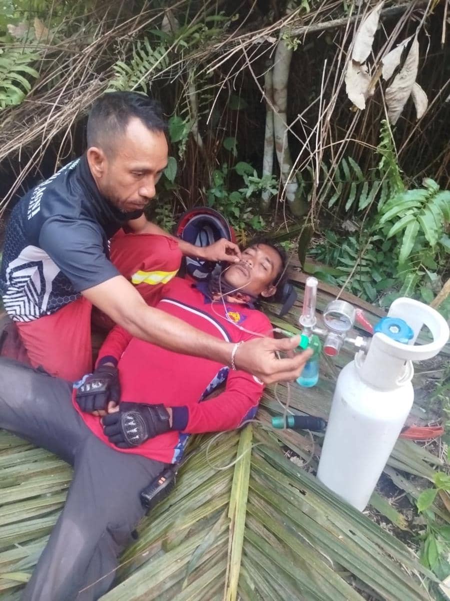 Petugas sesak napas dan hampir pingsan saat padamkan karhutla. 