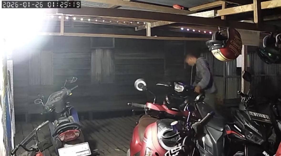 Oknum Kades di Sintang diduga hendak mencuri sepeda motor. 