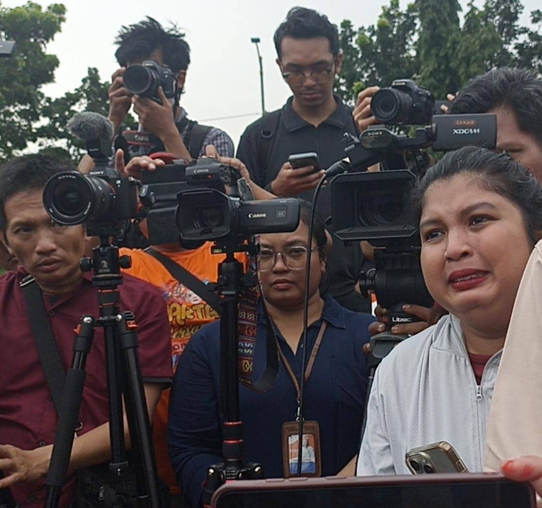 Warga Kompleks Jakarta Garden City (JGC) Nadine di sela perempuan Taman Kelinci di Rorotan, Jakut