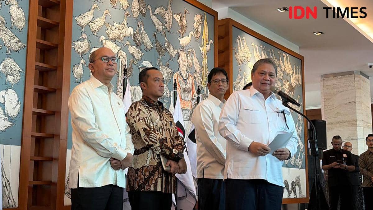 Menteri Koordinator Bidang Perekonomian Airlangga Hartarto saat Konferensi Pers di Wisma Danantara