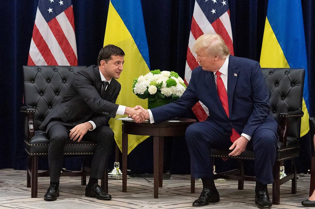 Volodymyr Zelenskyy dan Donald Trump sedang berbincang.