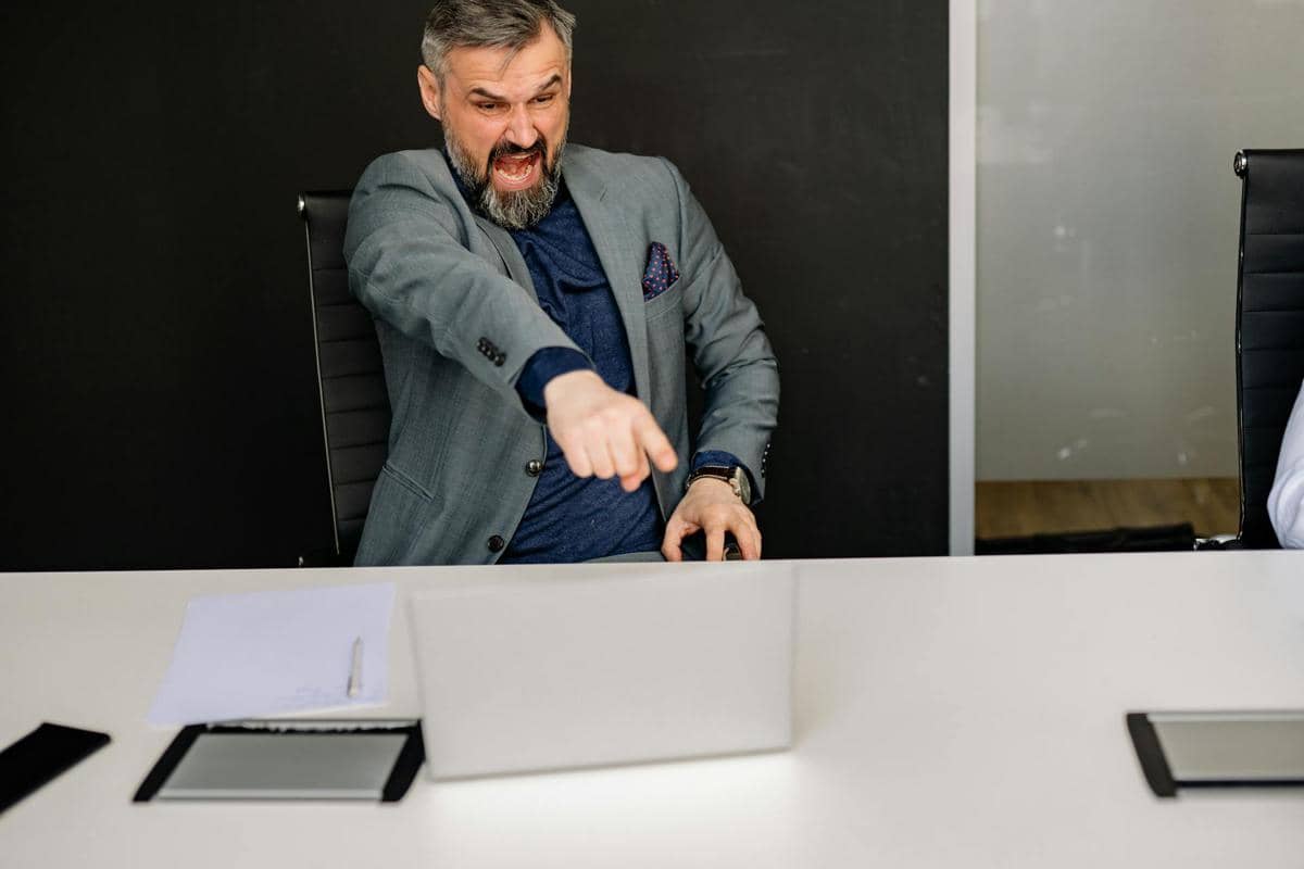 Marah berlebihan di kantor