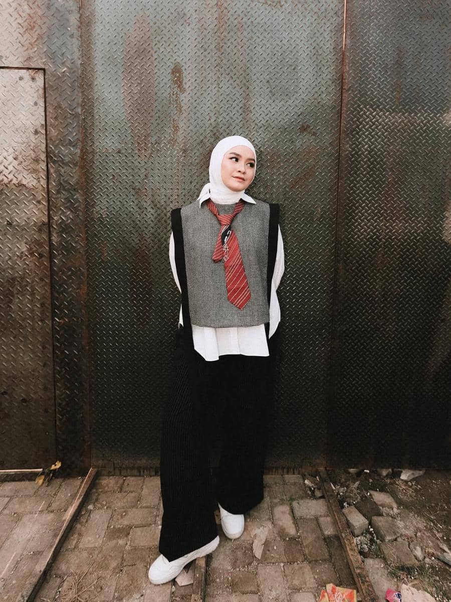 OOTD hijab chic untuk nonton konser indie