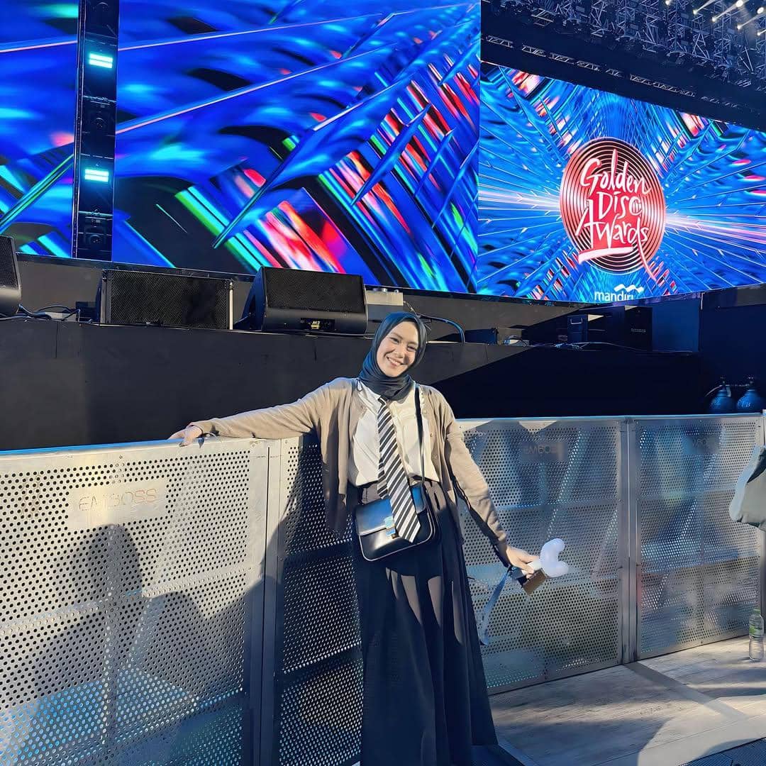 OOTD hijab chic untuk nonton konser indie