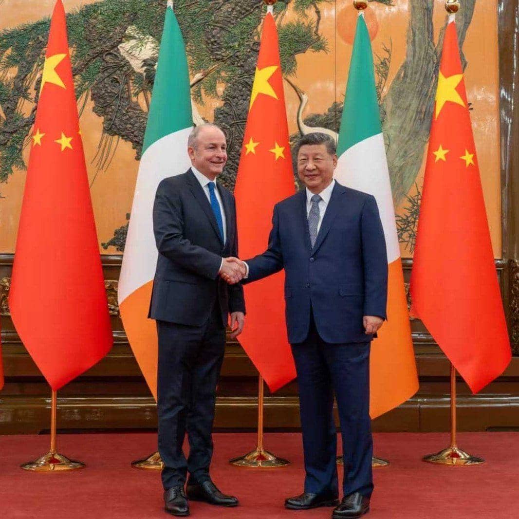 Presiden China Xi Jinping (kanan) bertemu dengan Taoiseach Irlandia, Micheal Martin, di Beijing pada 5 Januari 2026. (x.com/MichealMartinTD)