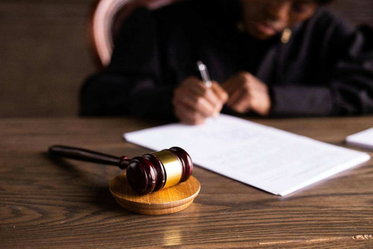 Tumpukan dokumen hukum dan pena di atas meja
