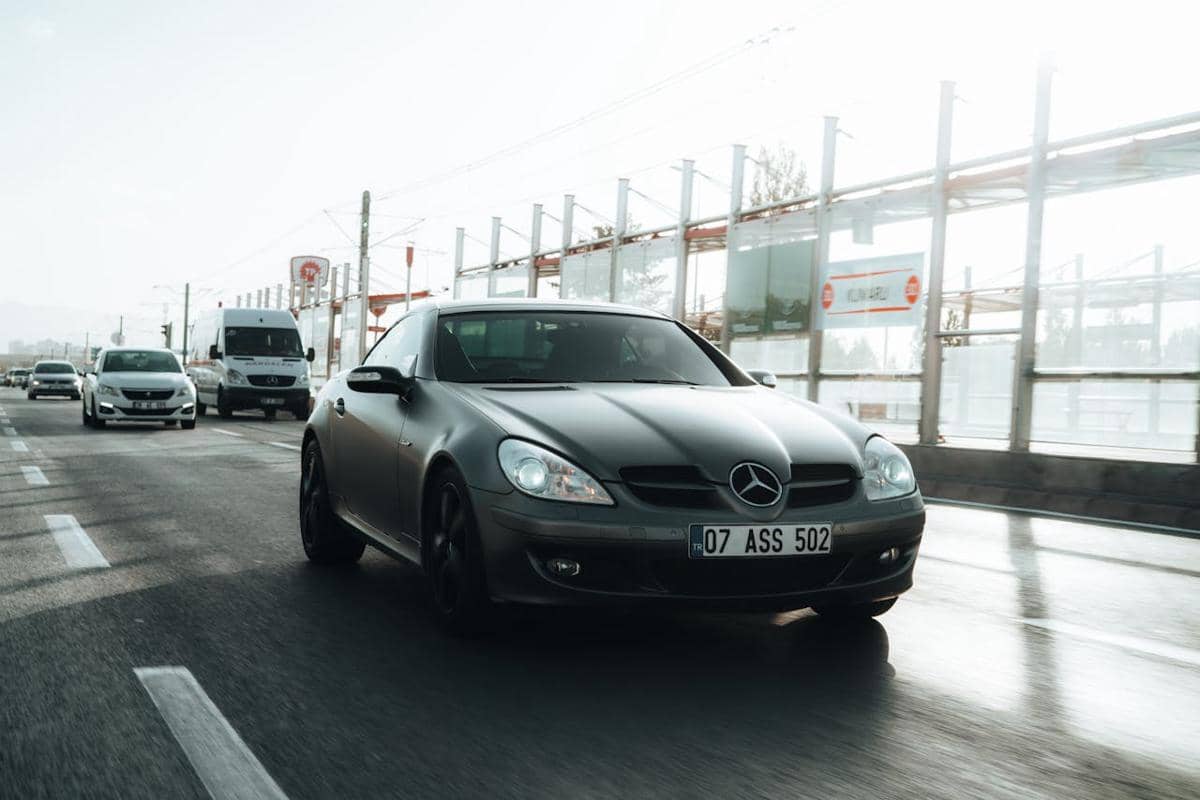 ilustrasi mobil di jalan