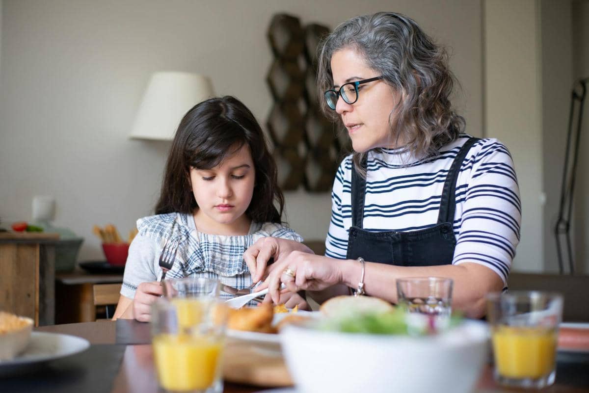 Anak yang cemberut karena dibandingkan dengan anak lain