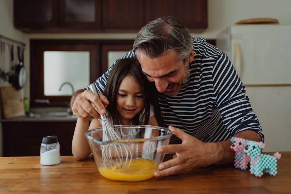 ilustrasi mengocok telur