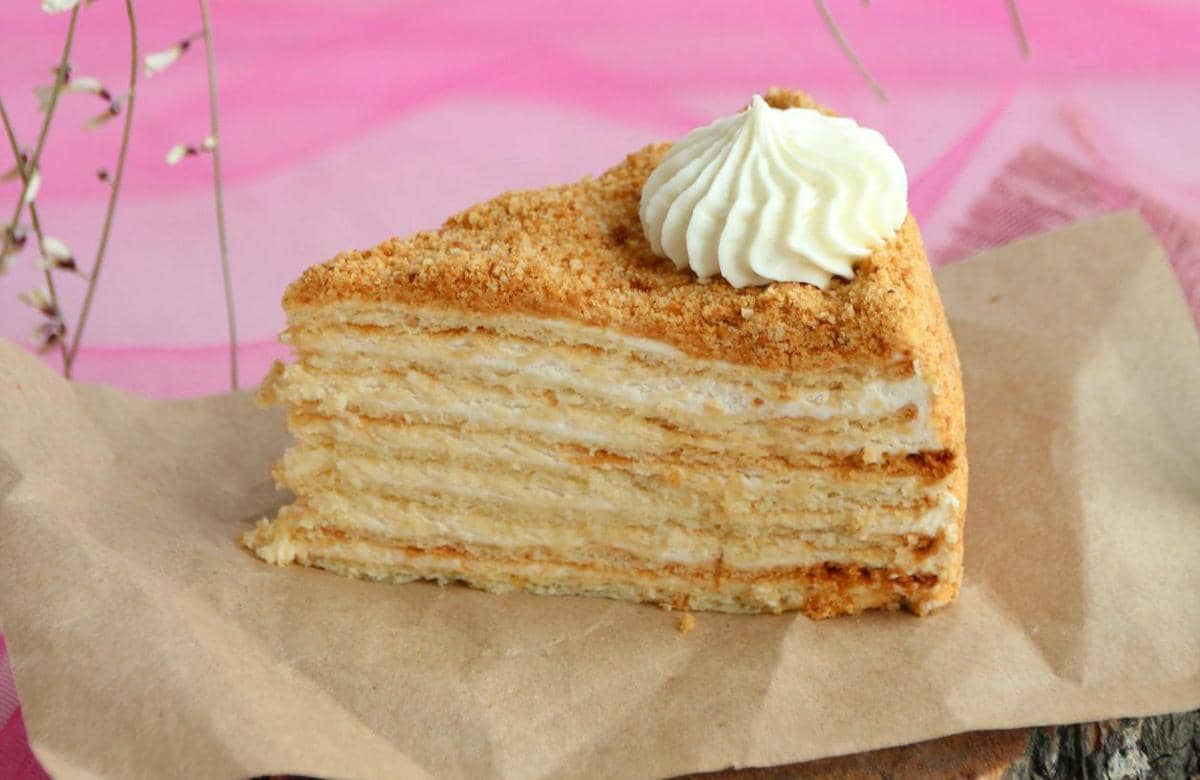 ilustrasi lapis legit cream cheese