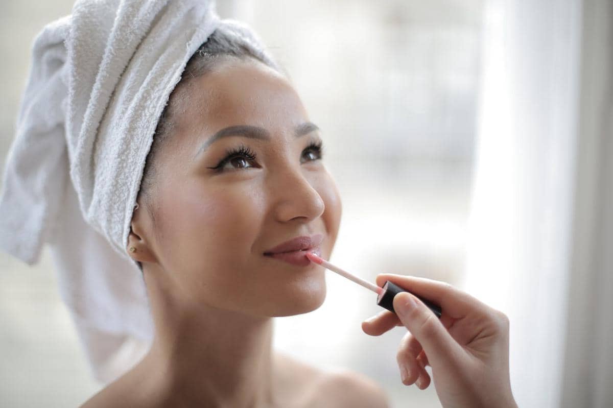 Ilustrasi menggunakan lip tint