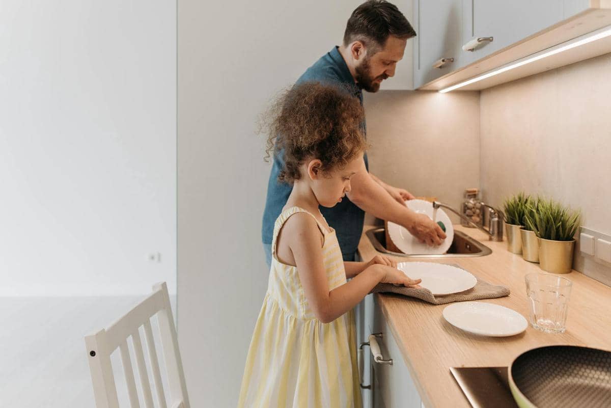 Anak belajar membersihkan piring