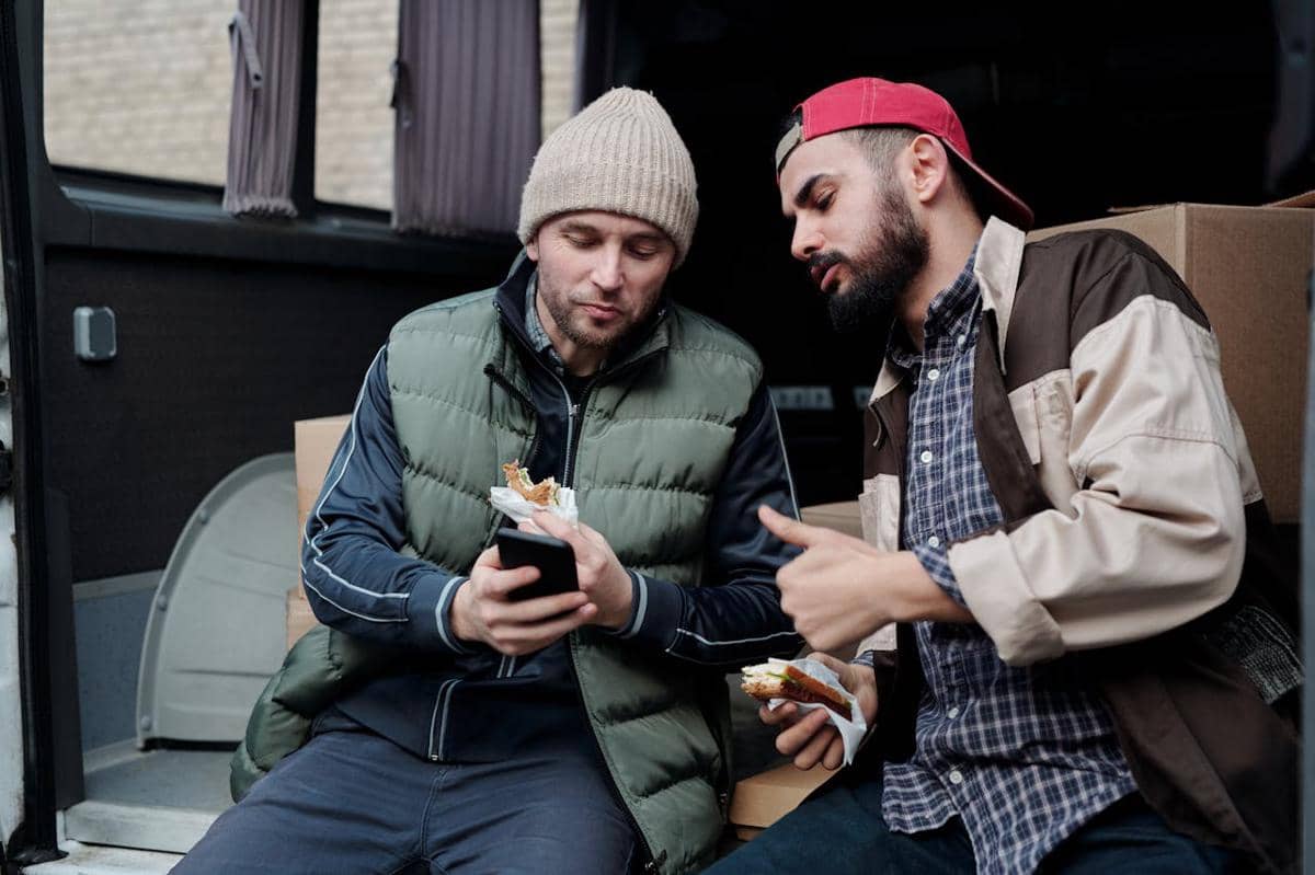 ilustrasi obrolan rekan kerja