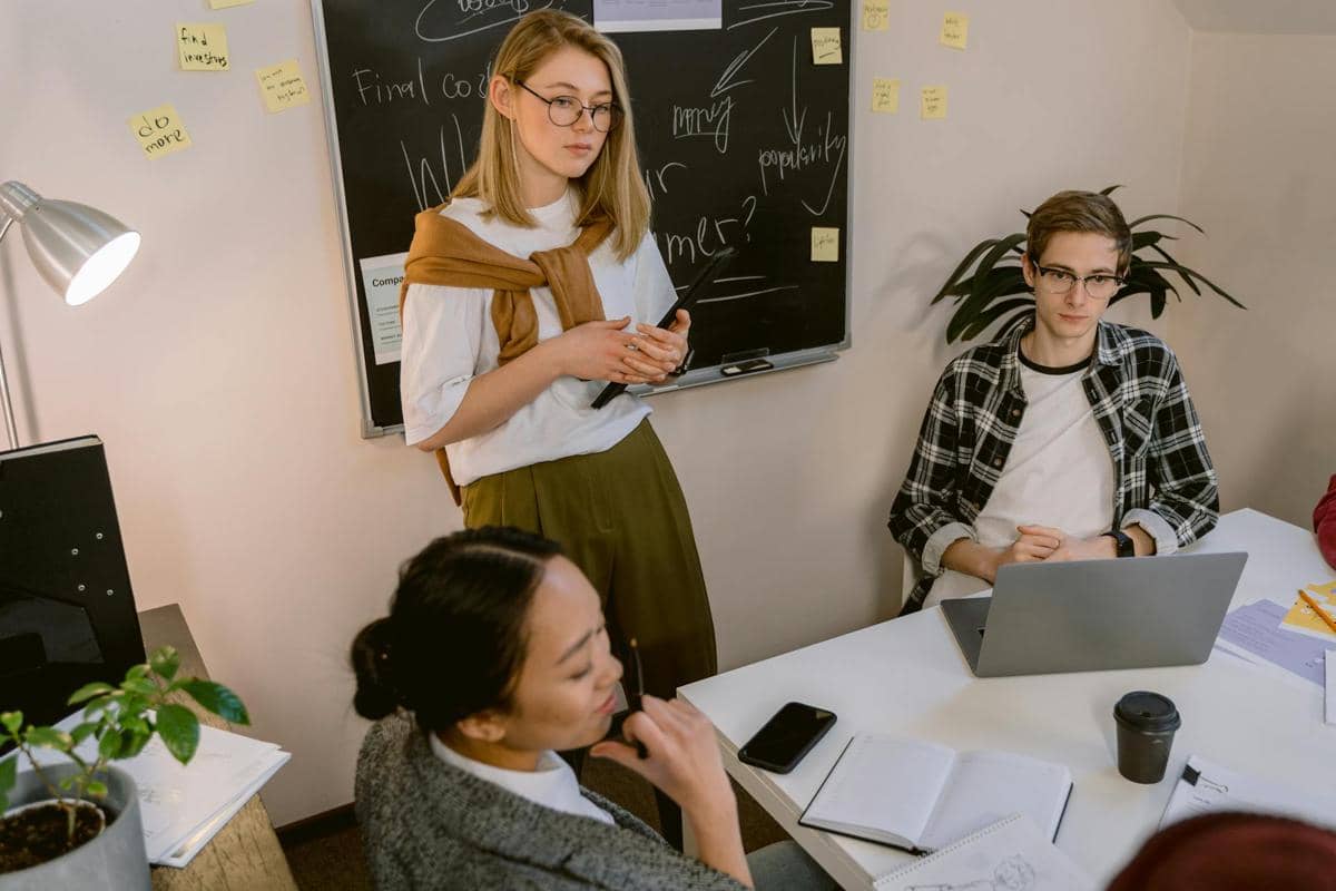 Wanita yang menerima kritik di kantor