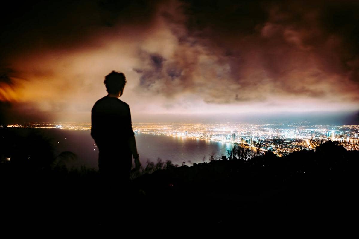 ilustrasi mendaki malam