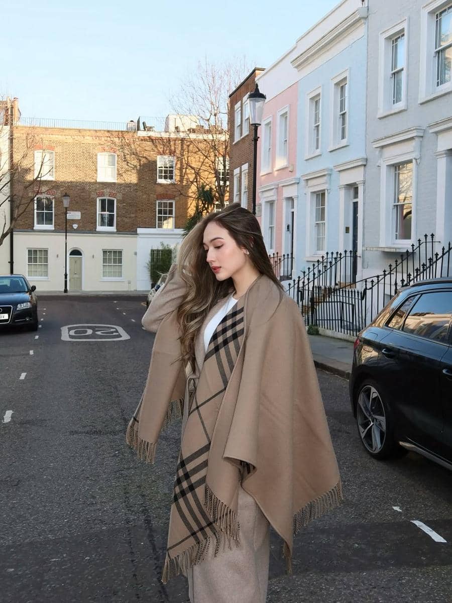 Laura Moane jalan-jalan di Notting HIll.