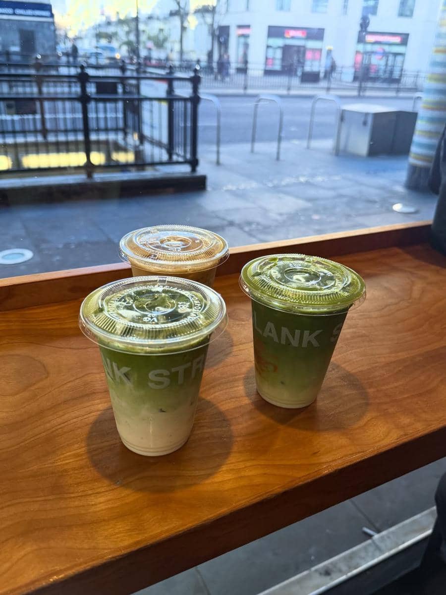 Laura Moane jalan-jalan di Notting HIll.