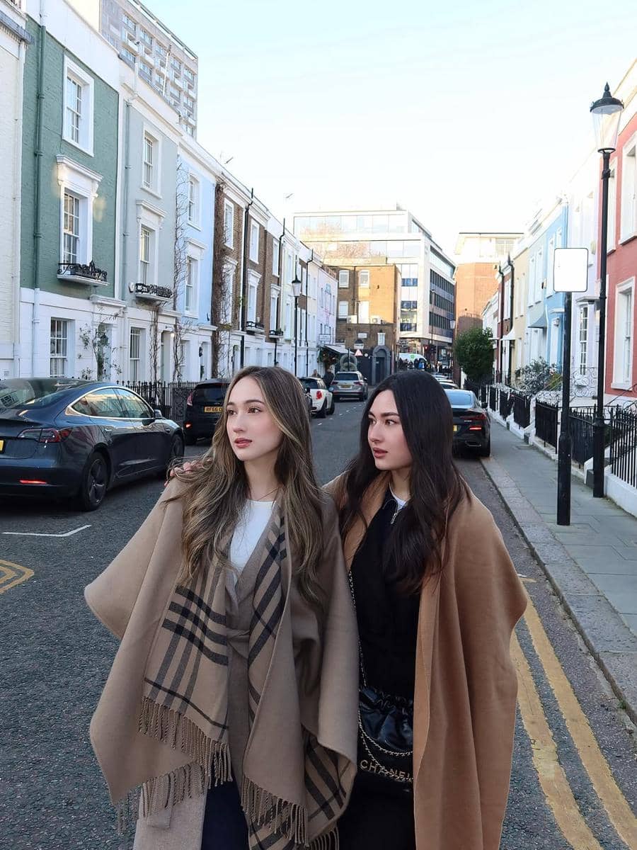 Laura Moane jalan-jalan di Notting HIll.