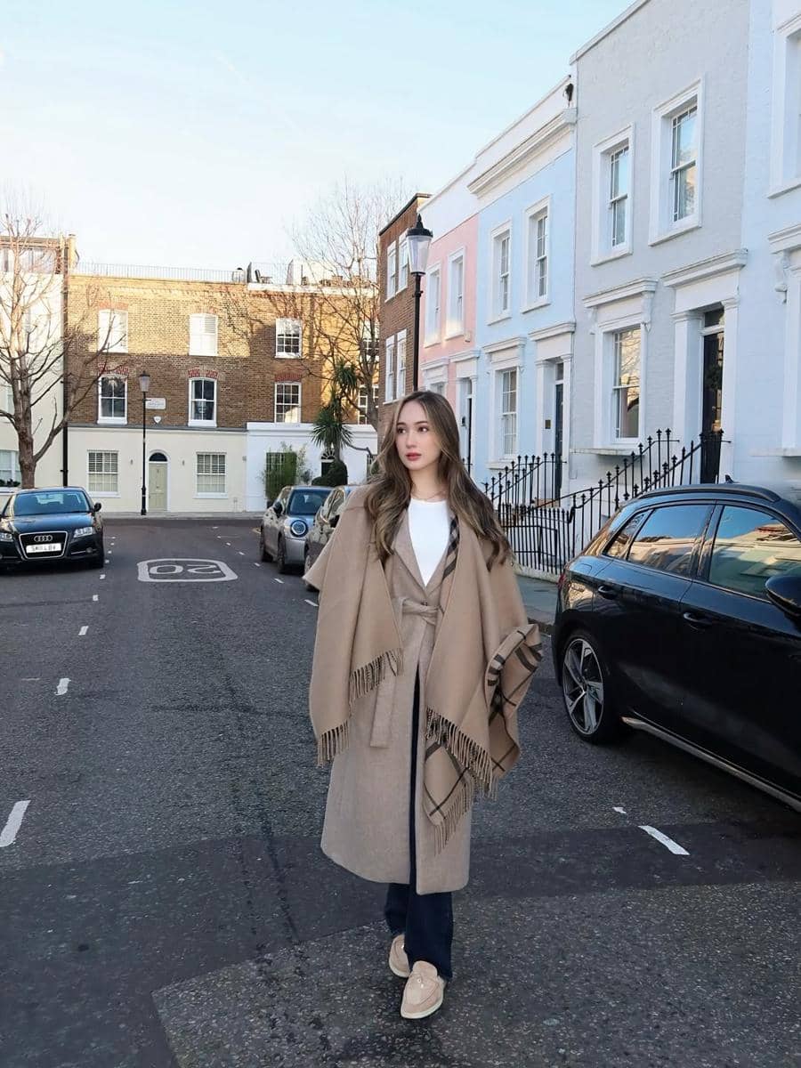 Laura Moane jalan-jalan di Notting HIll.