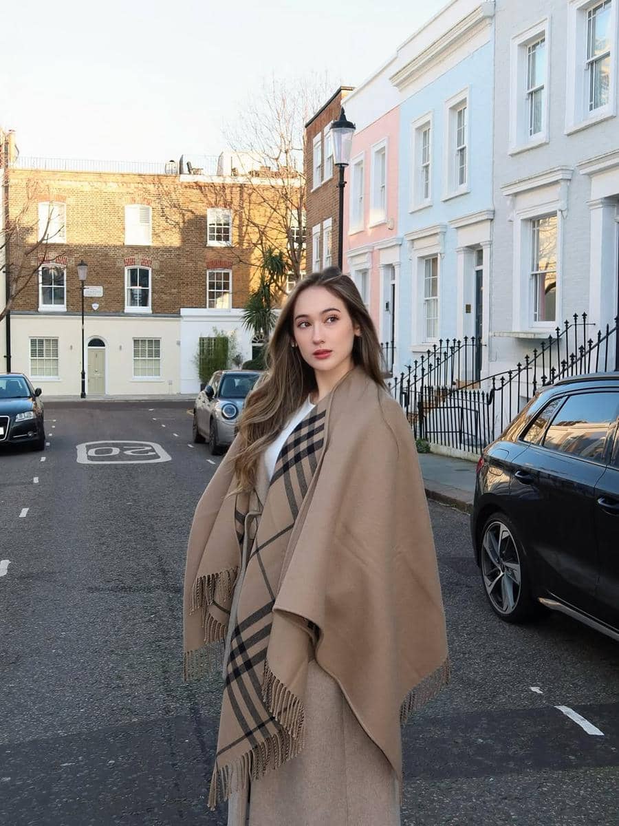 Laura Moane jalan-jalan di Notting HIll.