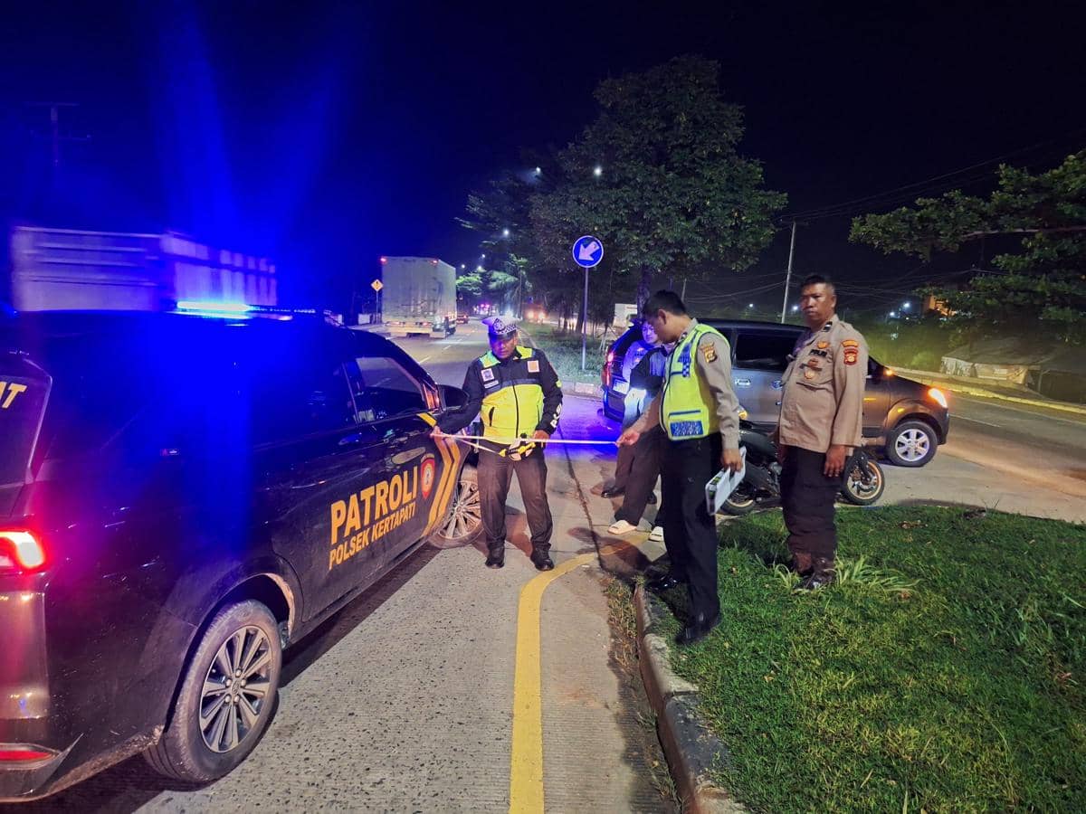 Kecelakaan di Jalan Mayjen Yusuf SIngadekane Palembang melibatkan kendaraan dinas polisi dan pengendara sepeda motor (Dok: Polrestabes Palembang)