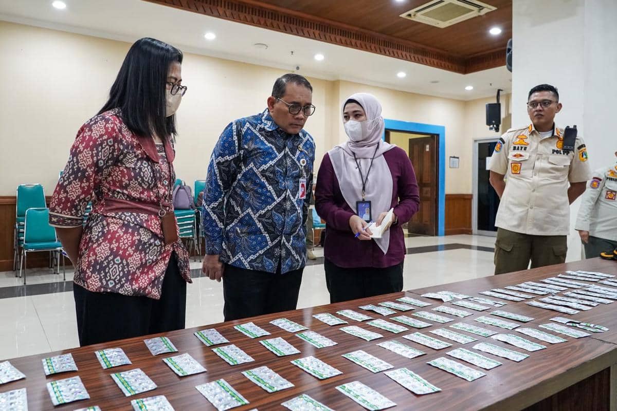 Satpol PP Kota Administrasi Jakarta Pusat berkolaborasi dengan TNI, Polri, dan Balai Besar Pengawas Obat dan Makanan (BBPOM) merazia pedagang obat di Tanah Abang. (Dok. Pemprov DKI Jakarta)