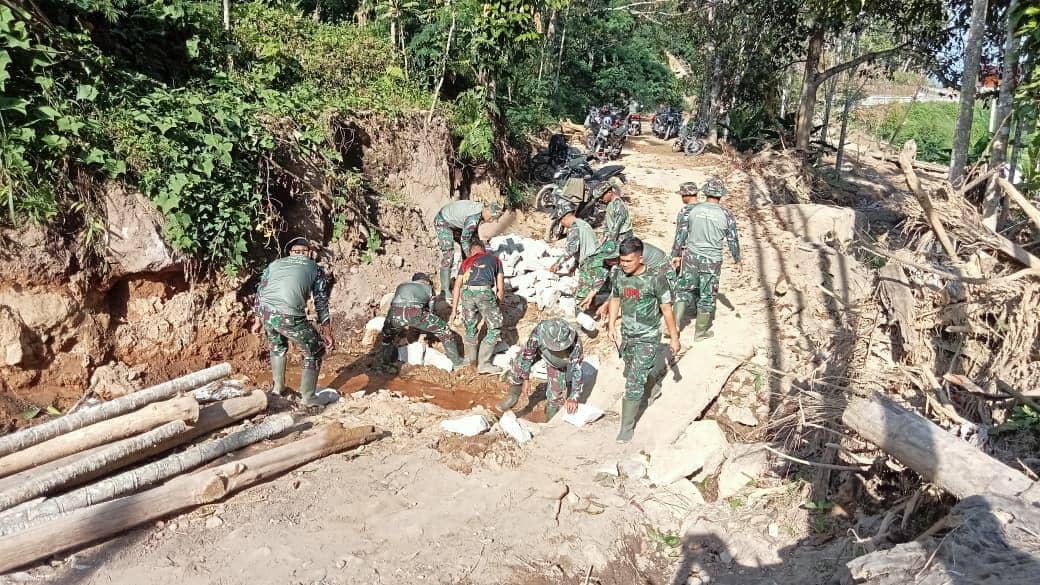 TNI dan Warga Gotong Royong Bangun Jembatan Darurat di Bener Meriah