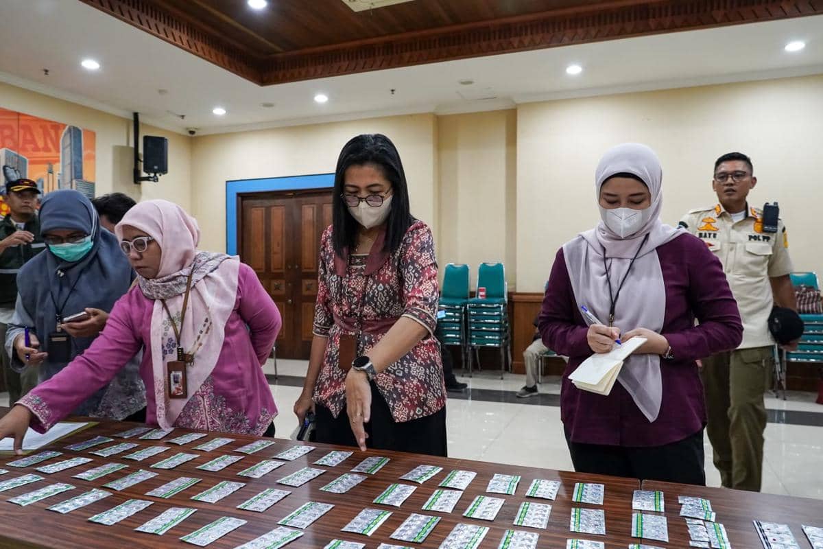 Satpol PP Kota Administrasi Jakarta Pusat berkolaborasi dengan TNI, Polri, dan Balai Besar Pengawas Obat dan Makanan (BBPOM) merazia pedagang obat di Tanah Abang. (Dok. Pemprov DKI Jakarta)