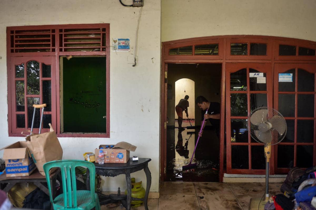 Banjir surut, warga membersihkan lumpur dari dalam rumah di Periuk, Tangerang