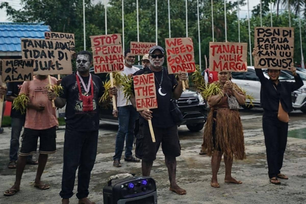Solidaritas Merauke melakukan aksi spontan pada saat pelaksanaan Sidang Majelis Pekerja Lengkap Persekutuan Gereja-gereja di Indonesia (MPL-PGI) 2026 di Gedung Olahraga (GOR) Hiad Sai, Merauke, Papua Selatan, Jumat (30/1/2026). (IDN Times/Solidaritas Merauke)
