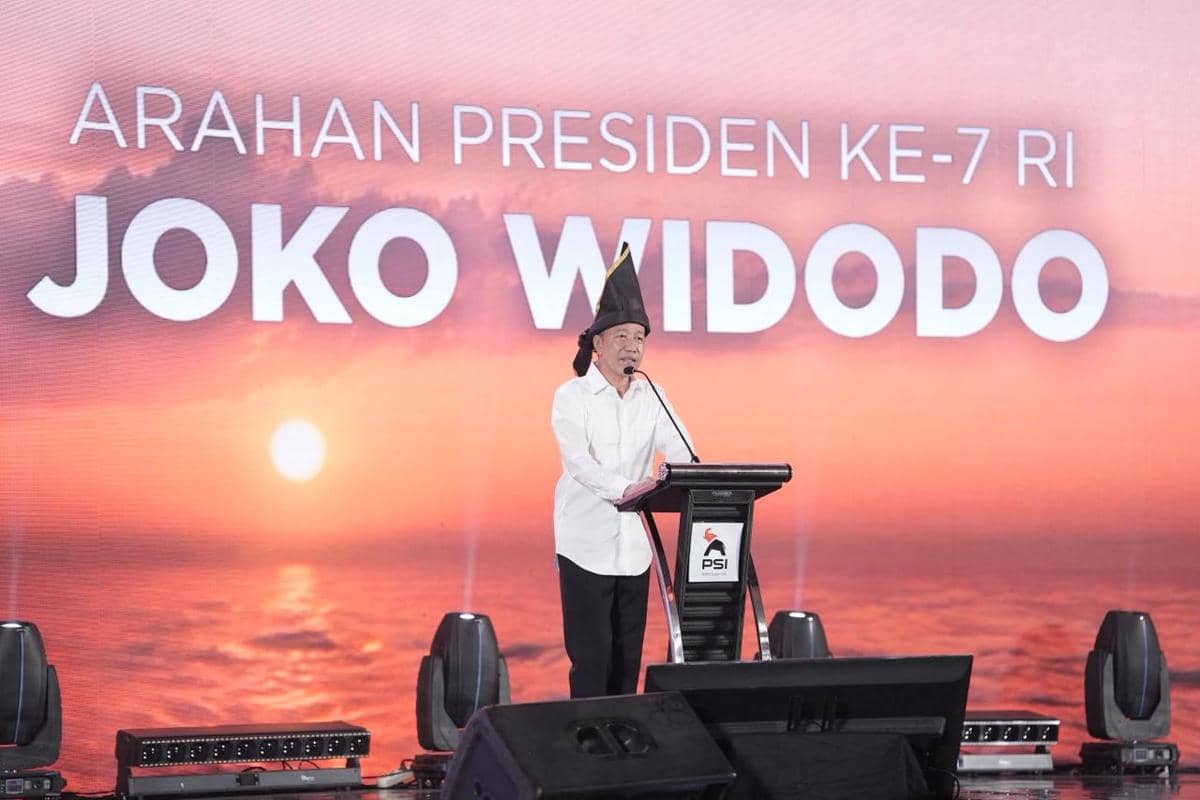 Presiden ke-7 Republik Indonesia Joko Widodo saat memberikan pidato arahan pada Rakernas Partai Solidaritas Indonesia (PSI) di Makassar, Sulawesi Selatan, Sabtu (31/1/2026). (Dok. IDN Times)