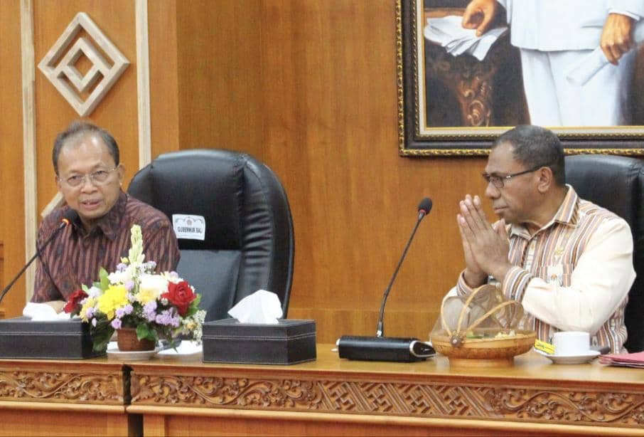 Wakil Gubernur NTT Johni Asadoma (kanan) menyampaikan maaf kepada Pemprov Bali dan warga Bali.