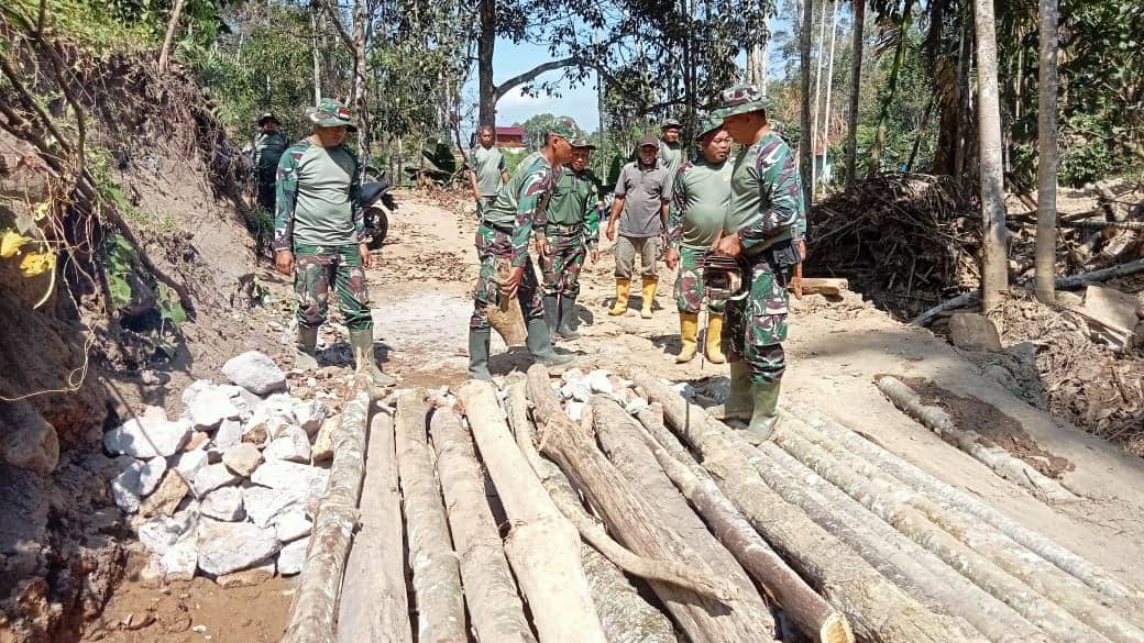TNI dan Warga Gotong Royong Bangun Jembatan Darurat di Bener Meriah