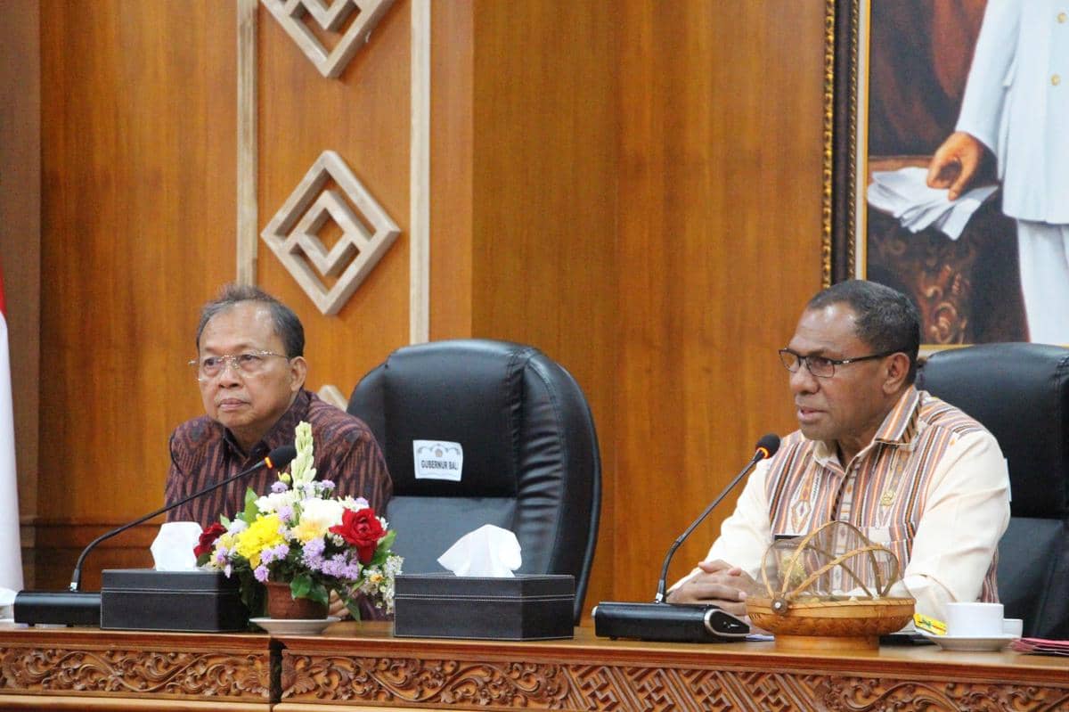 Wakil Gubernur NTT Johni Asadoma (kanan) menyampaikan maaf kepada Pemprov Bali dan warga Bali.