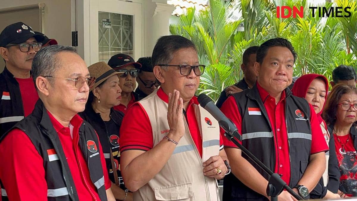 Sekjen PDIP Hasto Kristiyanto bersama Dedy Sitorus dan Charles Honoris (IDN Times/Aryodamar)