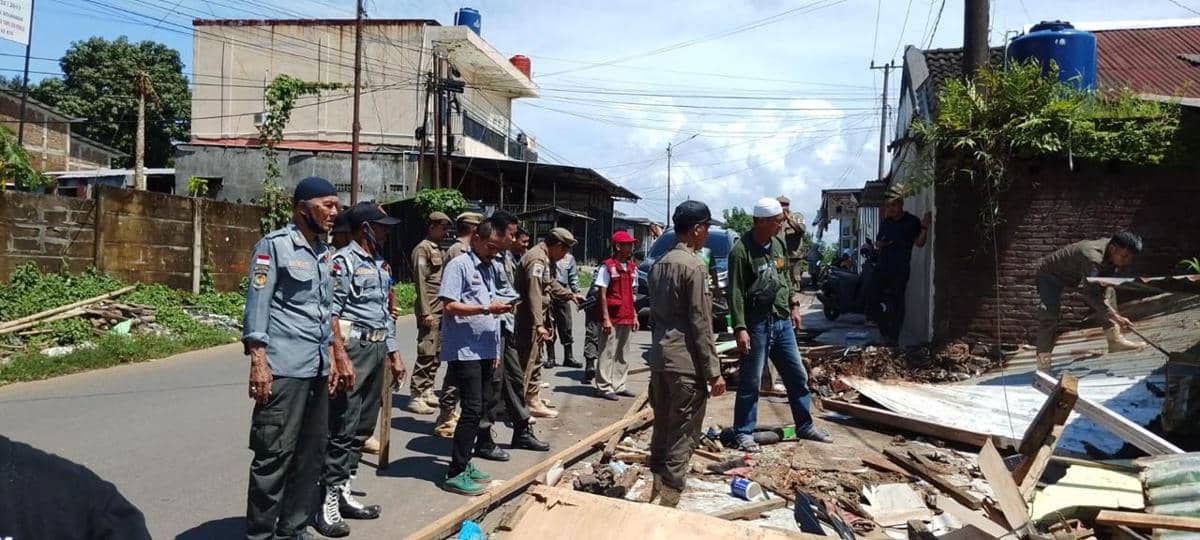 Penertiban pedagang kaki lima di jalan poros Asrama Haji Sudiang Makassar. (Dok. Pemkot Makassar)
