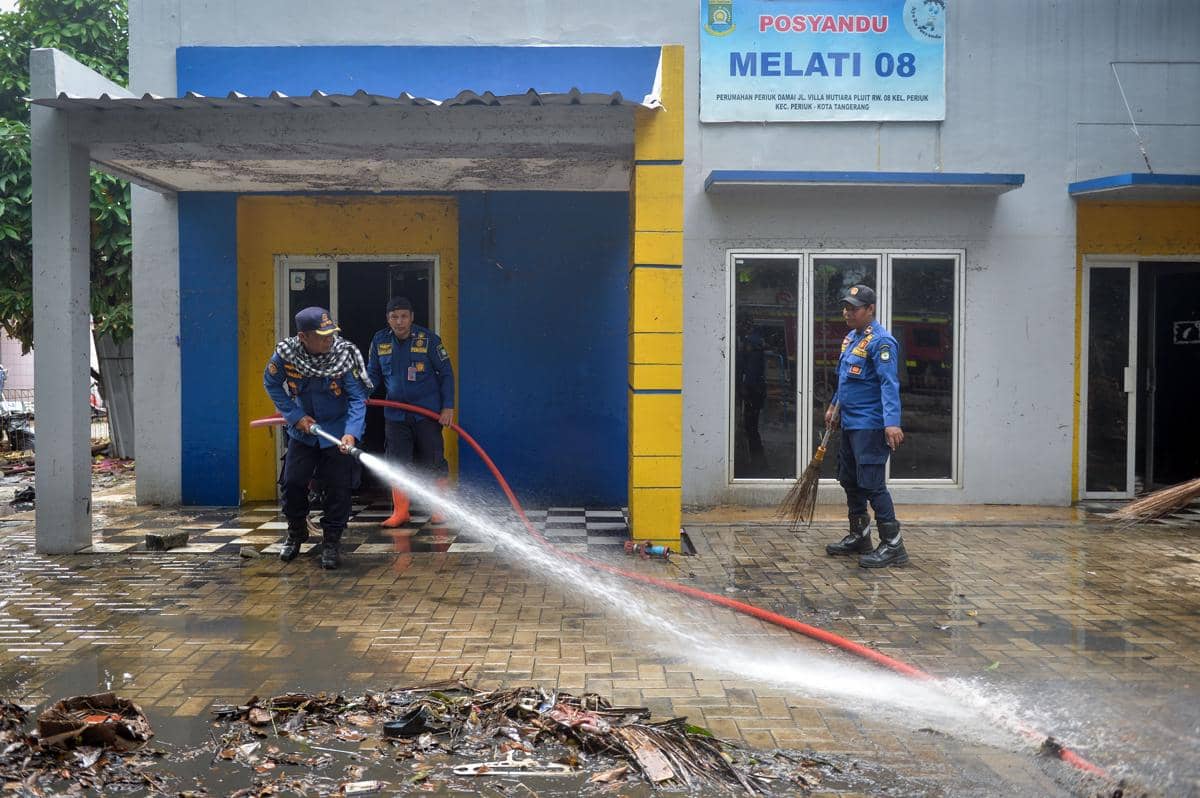 Petugas bersih-bersih setelah banjir di Periuk, Tangerang