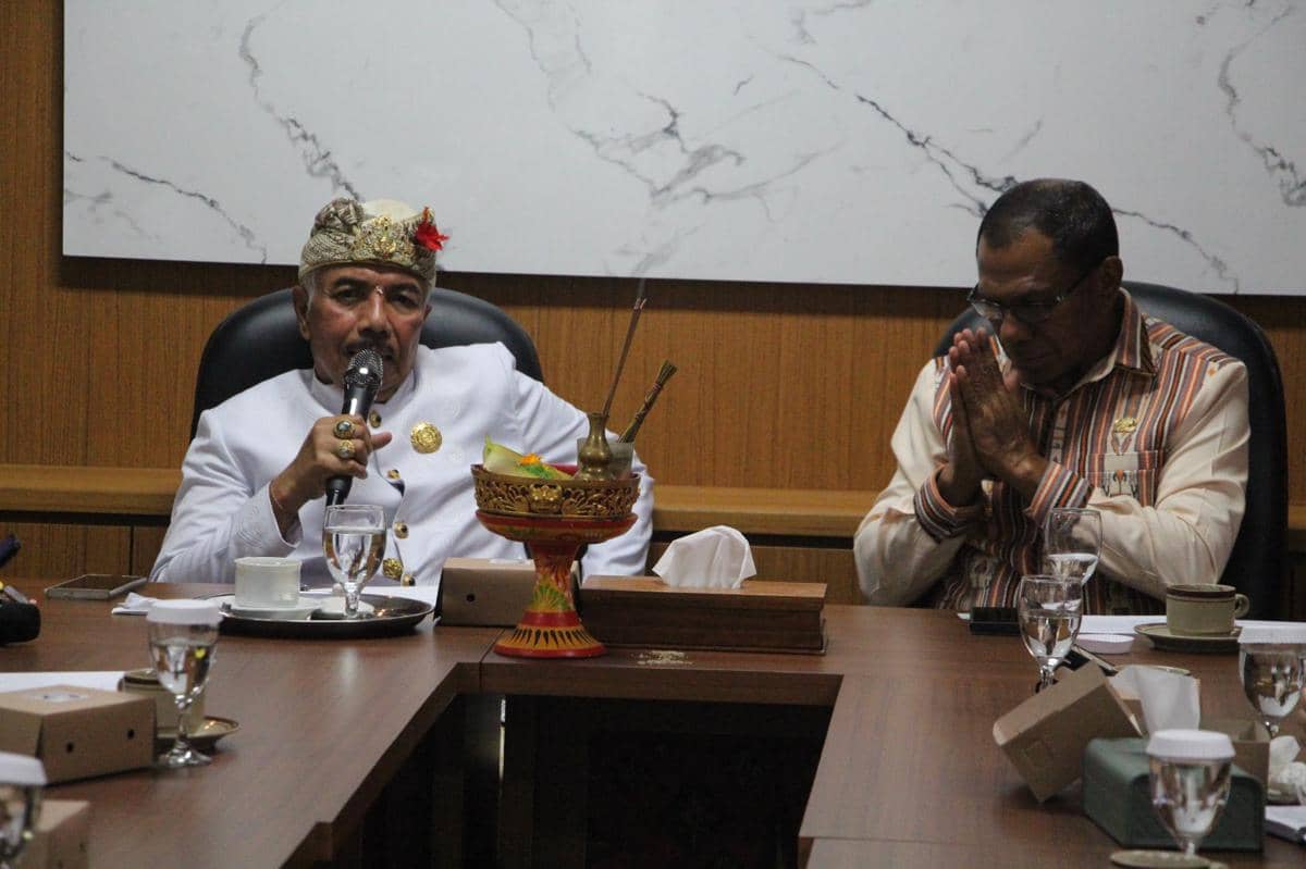 Wagub NTT Johni Asadoma (kanan) bersilaturahmi ke MDA dan FKUB Bali.