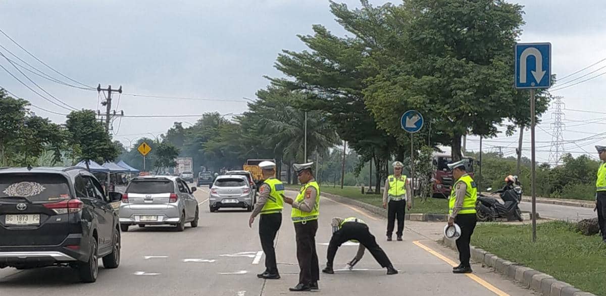 Kecelakaan di Jalan Mayjen Yusuf SIngadekane Palembang melibatkan kendaraan dinas polisi dan pengendara sepeda motor (Dok: Polrestabes Palembang)