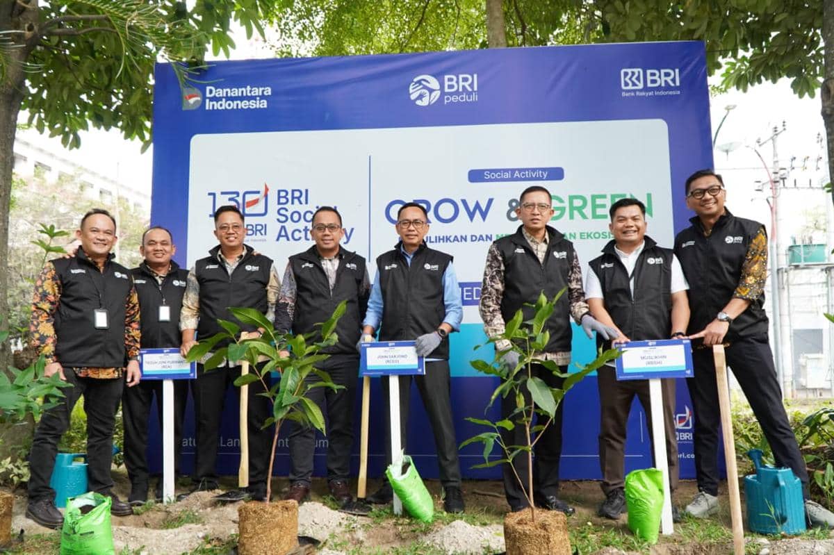 Penanaman bibit pohon di area Menara BRI Medan (dok.BRI Medan)