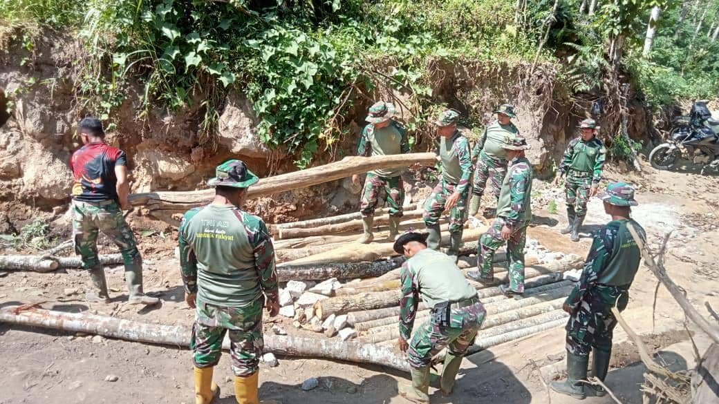 TNI dan Warga Gotong Royong Bangun Jembatan Darurat di Bener Meriah