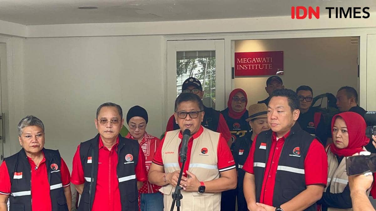 Sekjen PDIP Hasto Kristiyanto bersama Ribka Tjiptaning, Dedy Sitorus, Charles Honoris, dan Yuke Yurike (IDN Times/Aryodamar)