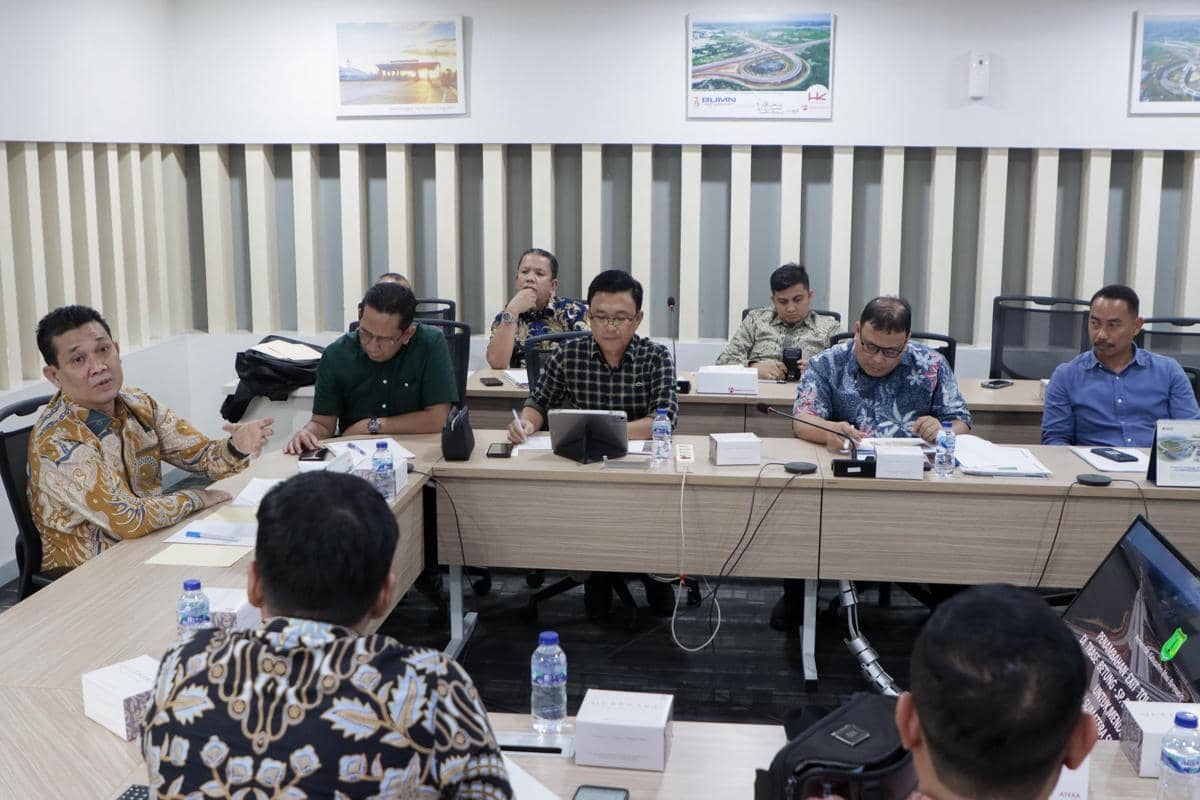 Rapat pembahasan usulan penambahan exit jalan tol ruas Betung–Tempino–Jambi di ruang rapat Bakter Divisi Pembangunan HK Tower Jakarta Timur, Jumat (30/1/2026).